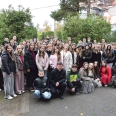 Młodzi na tle kościoła św. Barbary.