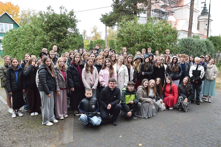 Młodzi na tle kościoła św. Barbary.