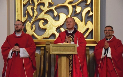 Liturgię celebrował bp M. Solarczyk (w środku).