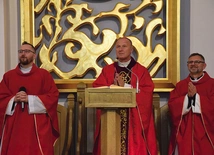 Liturgię celebrował bp M. Solarczyk (w środku).