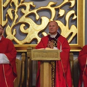 Liturgię celebrował bp M. Solarczyk (w środku).