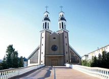 Kościół na planie ośmiokąta, który zaprojektował Aleksy Dworczak, a skonstruował Janusz Frej, upamiętnia kazanie Jezusa na Górze Błogosławieństw. Nawiązuje wprost do słów: „Błogosławieni ubodzy w duchu, smucący się, cisi, spragnieni sprawiedliwości, miłosierni, czystego serca, pokój czyniący, prześladowani”. 