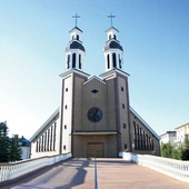 Kościół na planie ośmiokąta, który zaprojektował Aleksy Dworczak, a skonstruował Janusz Frej, upamiętnia kazanie Jezusa na Górze Błogosławieństw. Nawiązuje wprost do słów: „Błogosławieni ubodzy w duchu, smucący się, cisi, spragnieni sprawiedliwości, miłosierni, czystego serca, pokój czyniący, prześladowani”. 