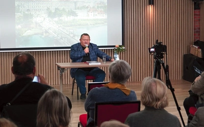 Prelegent ukazał ostatnie chwile II wojny światowej w stolicy Dolnego Śląska.
