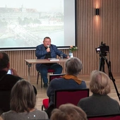 Prelegent ukazał ostatnie chwile II wojny światowej w stolicy Dolnego Śląska.
