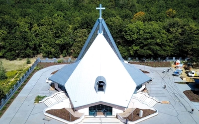 Bryła świątyni, zaprojektowana przez arch. Wojciecha Gęsiaka, jest inspirowana świątynią Matki Bożej Królowej Świata w Radomiu. Z góry wygląda jak budzący się do życia pąk kwiatu, uwieńczony krzyżem.