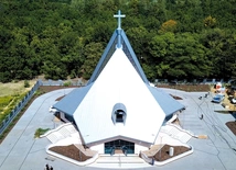 Bryła świątyni, zaprojektowana przez arch. Wojciecha Gęsiaka, jest inspirowana świątynią Matki Bożej Królowej Świata w Radomiu. Z góry wygląda jak budzący się do życia pąk kwiatu, uwieńczony krzyżem.