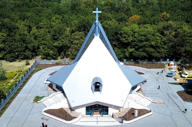 Bryła świątyni, zaprojektowana przez arch. Wojciecha Gęsiaka, jest inspirowana świątynią Matki Bożej Królowej Świata w Radomiu. Z góry wygląda jak budzący się do życia pąk kwiatu, uwieńczony krzyżem.