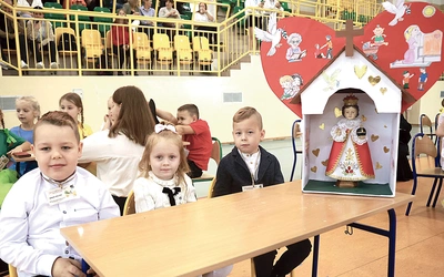 Reprezentanci maluchów z Jodłowej. Z konkursu korzystają nie tylko dzieci, z których każde zostało nagrodzone, ale i dorośli.