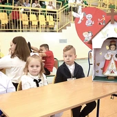 Reprezentanci maluchów z Jodłowej. Z konkursu korzystają nie tylko dzieci, z których każde zostało nagrodzone, ale i dorośli.