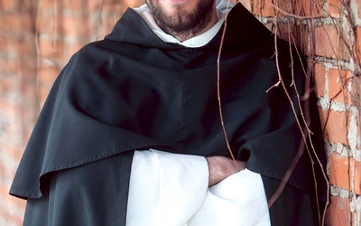 – Byłoby kuriozalne, gdyby małżonek spędzał tyle czasu w kościele ile mnich, a mnich tyle czasu w świecie, ile małżonek. Więc sposób naszej modlitwy, naszej pracy, zadań, przed którymi jesteśmy postawieni, jest wkomponowany w powołanie, a nie odwrotnie. Jeżeli ktoś ma trójkę dzieci, pracę, to jego świętość będzie wypływała z tego życia – podkreśla dominikanin.