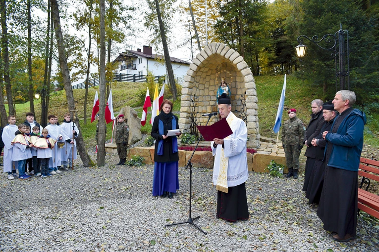 Modlitwa przy grocie Matki Bożej i obelisku katyńskim. 