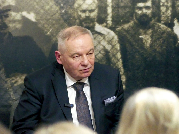 Prokurator Andrzej Witkowski specjalizował się w śledztwach o zabójstwa. W latach 1990–1991 i 2002–2004 prowadził sprawę zabójstwa ks. Jerzego Popiełuszki, którą dwukrotnie mu odbierano. Sugeruje, że udział w niej mieli wojskowi. 