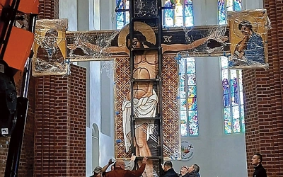 – Z całego serca dziękuję wszystkim ofiarodawcom! Mam nadzieję, że ten krzyż będzie kierował nasze myśli do Boga, który ukochał nas na tyle, że umarł i zmartwychwstał za nasze grzech – podkreśla ks. Zendran i zaprasza na poświęcenie krucyfiksu, które odbędzie się 2 grudnia podczas Mszy św. o 18.00.