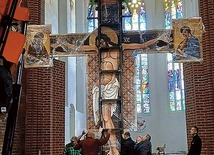 – Z całego serca dziękuję wszystkim ofiarodawcom! Mam nadzieję, że ten krzyż będzie kierował nasze myśli do Boga, który ukochał nas na tyle, że umarł i zmartwychwstał za nasze grzech – podkreśla ks. Zendran i zaprasza na poświęcenie krucyfiksu, które odbędzie się 2 grudnia podczas Mszy św. o 18.00.