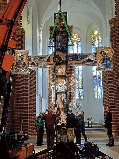 – Z całego serca dziękuję wszystkim ofiarodawcom! Mam nadzieję, że ten krzyż będzie kierował nasze myśli do Boga, który ukochał nas na tyle, że umarł i zmartwychwstał za nasze grzech – podkreśla ks. Zendran i zaprasza na poświęcenie krucyfiksu, które odbędzie się 2 grudnia podczas Mszy św. o 18.00.