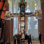 – Z całego serca dziękuję wszystkim ofiarodawcom! Mam nadzieję, że ten krzyż będzie kierował nasze myśli do Boga, który ukochał nas na tyle, że umarł i zmartwychwstał za nasze grzech – podkreśla ks. Zendran i zaprasza na poświęcenie krucyfiksu, które odbędzie się 2 grudnia podczas Mszy św. o 18.00.