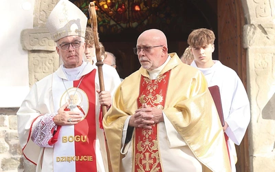 Uroczystości przewodniczył bp Wiesław Lechowicz. Obok proboszcz łącki ks. Czesław Noworolnik. 