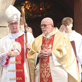 Uroczystości przewodniczył bp Wiesław Lechowicz. Obok proboszcz łącki ks. Czesław Noworolnik. 