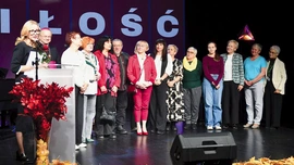 – Ta nagroda docenia to, co zrobiliśmy, ale też motywuje nas, żeby dalej działać na rzecz osób chorych i nieść im ulgę w cierpieniu. Po prostu czynić ich życie pełnym do końca – podkreślała Aleksandra Glińska, prezes Fundacji Hospicjum Głogowskie, podczas gali nagrody Lubuski Samarytanin, która w tym roku odbyła się w październiku w Nowosolskim Domu Kultury. Na zdjęciu: Mała reprezentacja wolontariuszy hospicjum.