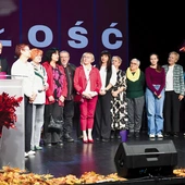 – Ta nagroda docenia to, co zrobiliśmy, ale też motywuje nas, żeby dalej działać na rzecz osób chorych i nieść im ulgę w cierpieniu. Po prostu czynić ich życie pełnym do końca – podkreślała Aleksandra Glińska, prezes Fundacji Hospicjum Głogowskie, podczas gali nagrody Lubuski Samarytanin, która w tym roku odbyła się w październiku w Nowosolskim Domu Kultury. Na zdjęciu: Mała reprezentacja wolontariuszy hospicjum.