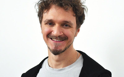 Kasjan Drogosz jest dyrygentem chóralnym, nauczycielem śpiewu i pianina, arteterapeutą. Pochodzi z Międzyrzecza, mieszka w Poznaniu. Od półtora roku zajmuje się także produkcją muzyczną. W tym czasie wydał dwie płyty (zespołu Via Lucas i Chóru Kameralnego Wielkopolskiej Izby Lekarskiej), a także single – hymny Diecezjalnych Dni Młodzieży: „Jaśniej” (2024) oraz „Słuchaj” (2025). Informacje i zapisy na Adwentowe Warsztaty Muzyczne: profil FB – Muzyka Pełna Życia.