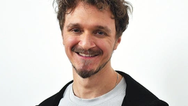 Kasjan Drogosz jest dyrygentem chóralnym, nauczycielem śpiewu i pianina, arteterapeutą. Pochodzi z Międzyrzecza, mieszka w Poznaniu. Od półtora roku zajmuje się także produkcją muzyczną. W tym czasie wydał dwie płyty (zespołu Via Lucas i Chóru Kameralnego Wielkopolskiej Izby Lekarskiej), a także single – hymny Diecezjalnych Dni Młodzieży: „Jaśniej” (2024) oraz „Słuchaj” (2025). Informacje i zapisy na Adwentowe Warsztaty Muzyczne: profil FB – Muzyka Pełna Życia.