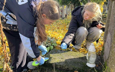 Harcerze porządkują nekropolie
