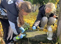 Harcerze porządkują nekropolie