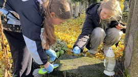 Harcerze porządkują nekropolie