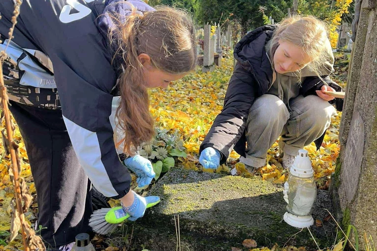 Harcerze porządkują nekropolie