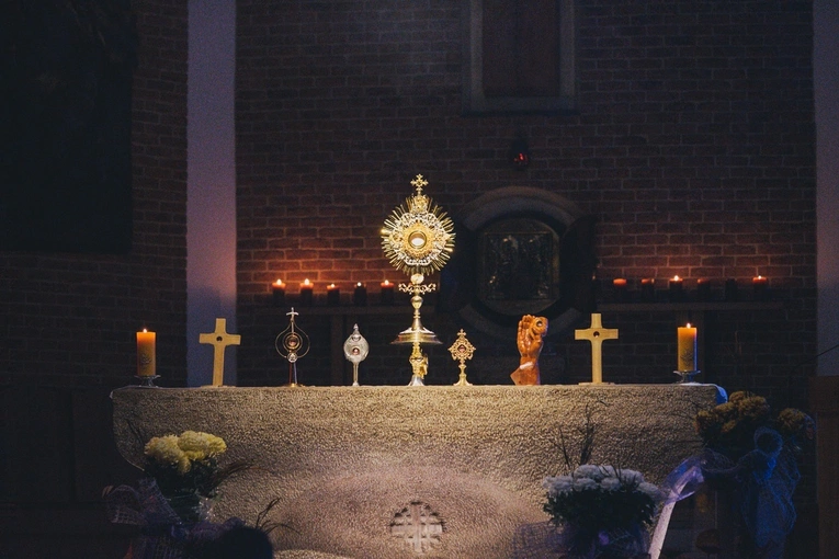 Holy Wins - święci zamiast straszydeł