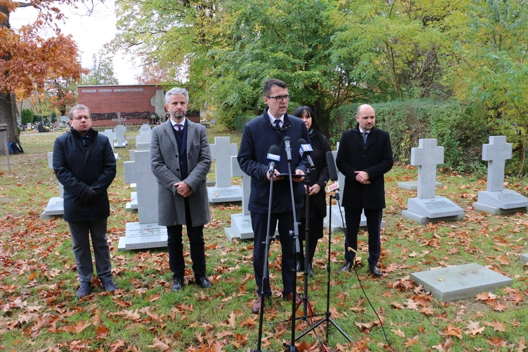 Kwatedra honorowa żołnierzy wyklętych na cmentarzu Osobowickim nabiera kształtu