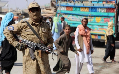 Funkcjonariusz talibskiej służby bezpieczeństwa na granicy afgańsko-pakistańskiej
