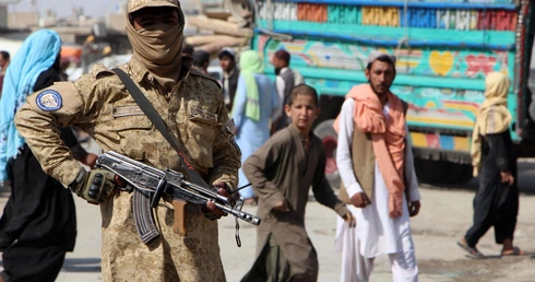 Funkcjonariusz talibskiej służby bezpieczeństwa na granicy afgańsko-pakistańskiej