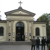 O której Msze św. na cmentarzach Krakowa