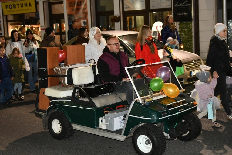 Korowód ze śiętymi na ulicach Świebodzina