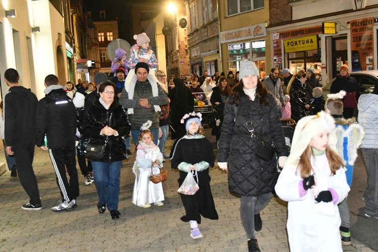 Korowód ze śiętymi na ulicach Świebodzina