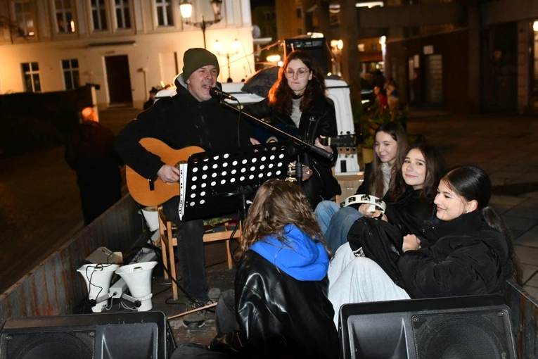 Korowód ze śiętymi na ulicach Świebodzina