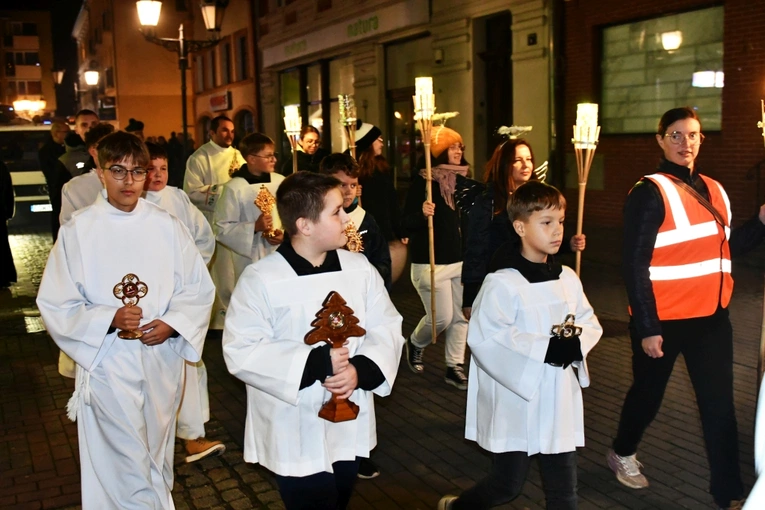 Korowód ze śiętymi na ulicach Świebodzina
