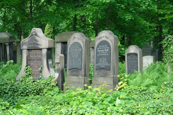 Na cmentarz żydowski nie przynosi się kwiatów i nie zapala zniczy na grobach