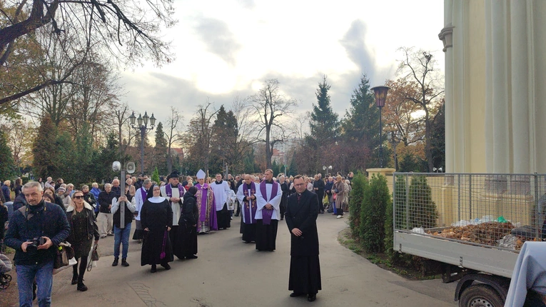 1 listopada na legnickim cmentarzu