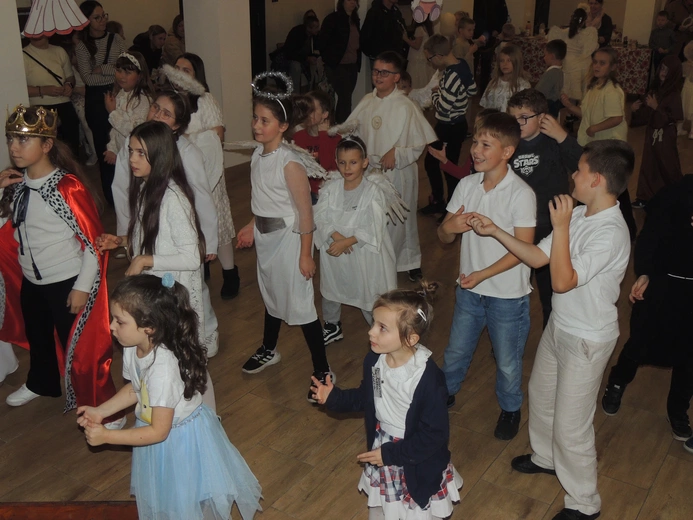 W strojach świętych i błogosławionych bawiły się dzieci w Żychlinie.