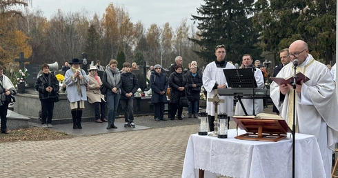 W uroczystość Wszystkich Świetych na nekropoliach odprawiano Msze św. 