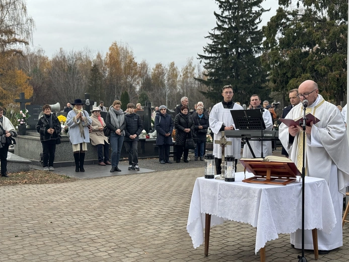 W uroczystość Wszystkich Świetych na nekropoliach odprawiano Msze św. 