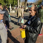 Kwestowali na rzecz odnawiania zabytkowych nagrobków