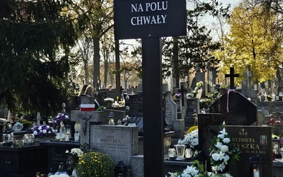 Kwestowali na rzecz odnawiania zabytkowych nagrobków