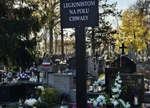 Kwestowali na rzecz odnawiania zabytkowych nagrobków