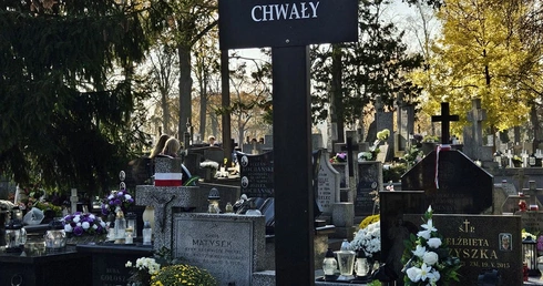 Kwestowali na rzecz odnawiania zabytkowych nagrobków