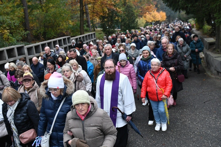 Modlitwa za zmarłych na zielonogórskim cmentarzu